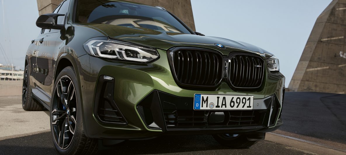 BMW X3 M40i G01 LCI Facelift 2021 Malachitgrün metallic Frontansicht stehend