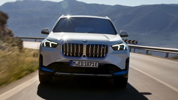 BMW iX1 U11 BEV 2022 Mineralweiß metallic Frontansicht Bergstraße fahrend